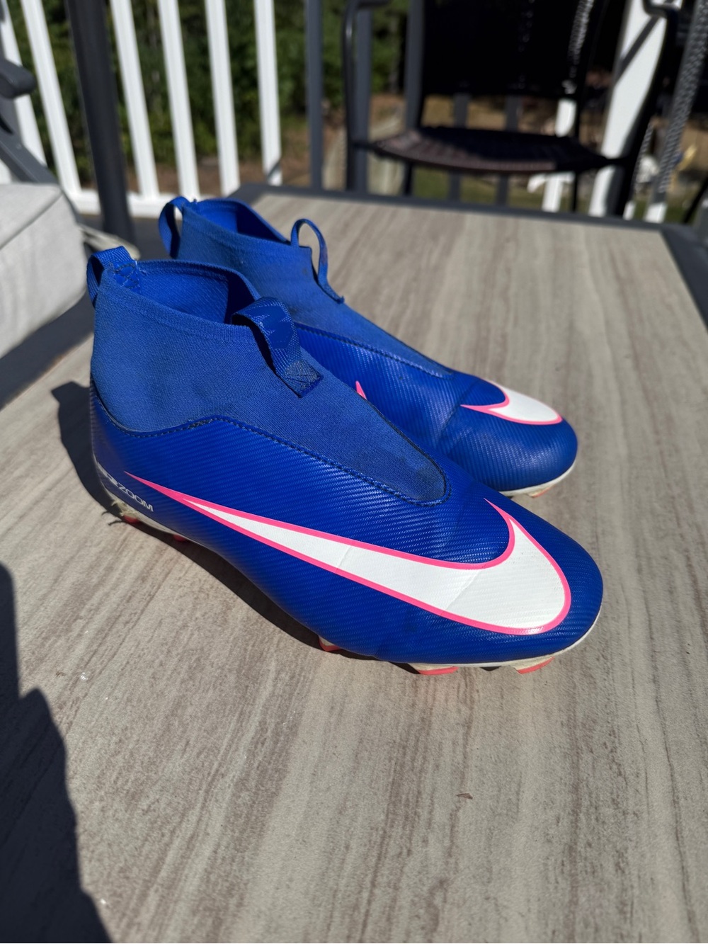 Nike Kids Blue/White/Pink Mid-Cut Laceless Cleats size 4